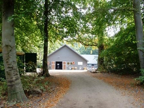 Indgang til Bent Olsens stald, Klampenborg